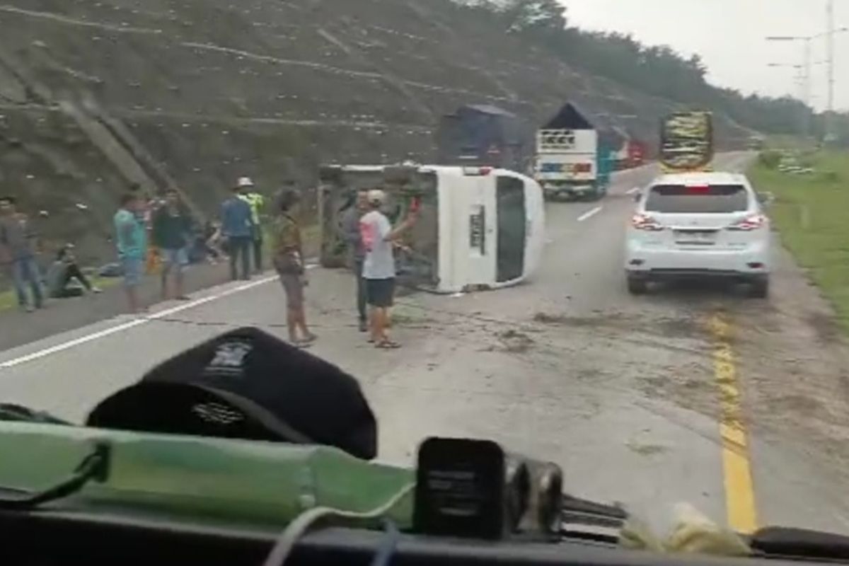 Minibus hiace terguling di jalan tol Cipali KM 183 Kecamatan Ciwaringin Kabupaten Cirebon Jawa Barat, Selasa (4/2/2025) pagi.