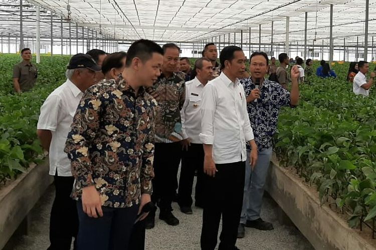 Presiden Joko Widodo meninjau Pabrik Asia Pacific Rayon di Pelalawan, Riau, Jumat (21/2/2020)