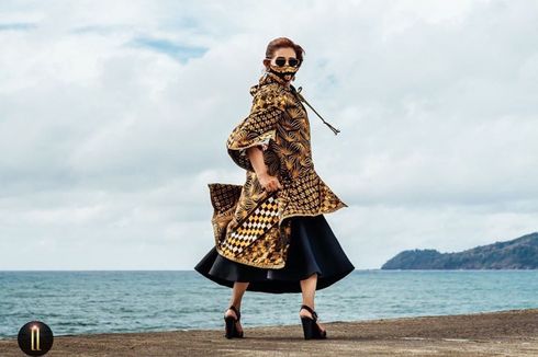 Susi Pudjiastuti Jadi Model Koleksi Batik Anne Avantie