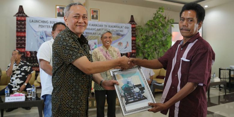 Direktur Jenderal Konservasi Sumber Daya Alam dan Ekosistem (KSDAE) Kementerian Lingkungan Hidup dan Kehutanan (LHK) Ir Wiratno, M.Sc (kiri) menyerahkan sebuah plakat kepada warga Sumba, Sabtu (19/8/2017). 