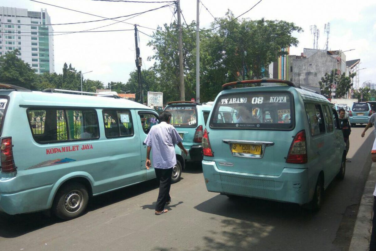 Beberapa angkot menunggu penumpang di Jalan Jatibaru Raya kolong jembatan layang.