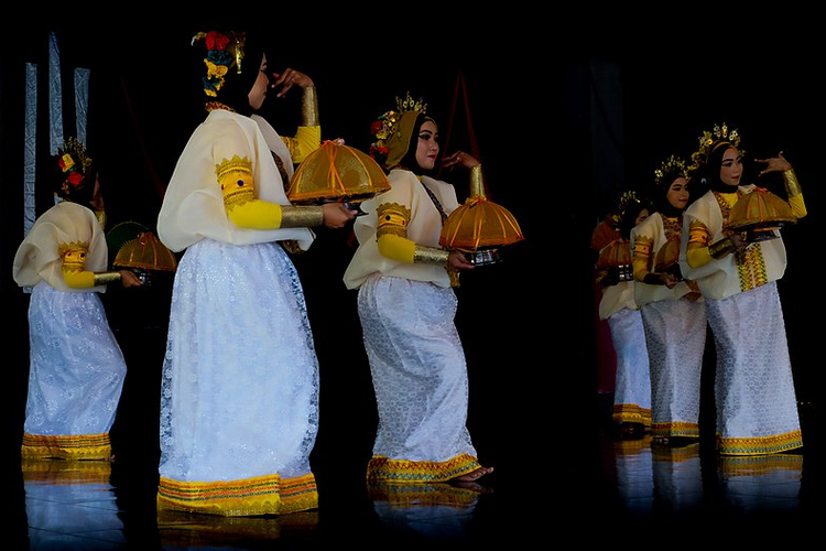 Dongeng, cerita rakyat dan lagu atau tarian tradisional merupakan contoh dari