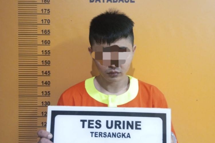 JS (29), pelaku perampasan yang mengaku sebagai anggota polisi saat diamankan di Polresta Pekanbaru, Selasa (27/9/2022).