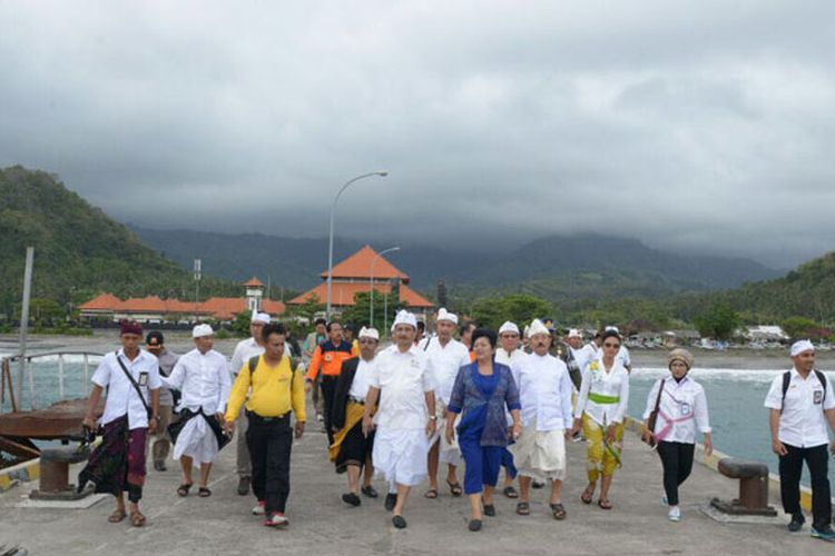 Untuk memantau kondisi Gunung Agung, Menteri Pariwisata Arief Yahya mengunjungi Kabupaten Karangasem di Bali, Kamis (5/10/2017), dan memastikan suasana Pulau Bali betul-betul aman.  