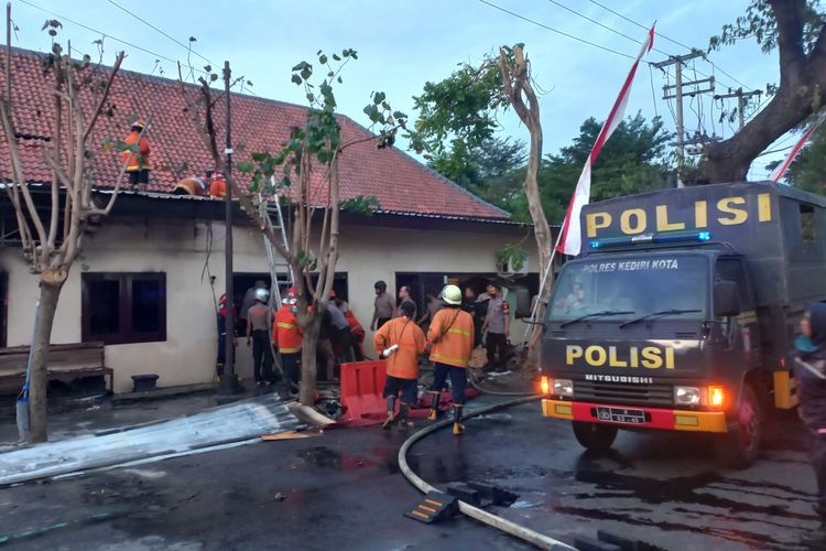 Suasana evakuasi peralatan polisi dalam peristiwa kebakaran di Mapolres Kediri Kota, Jawa Timur, Senin (27/6/2022).