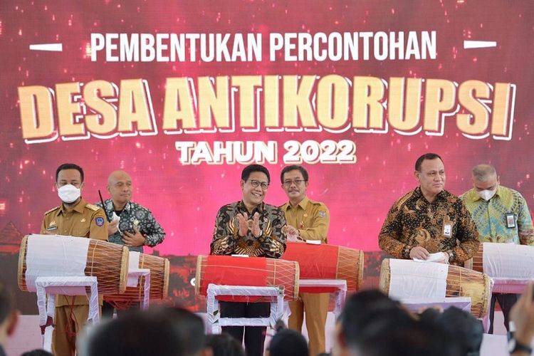 Menteri Desa, Pembangunan Daerah Tertinggal dan Transmigrasi (Mendesa PDTT) Abdul Halim Iskandar bersama Ketua Komisi Pemberantasan Korupsi (KPK) Firli Bahuri, Gubernur Sulawesi Selatan (Sulsel) Andi Sudirman Sulaiman, Bupati Gowa Adnan Purichta Ichsan menghadiri acara launching Pembentukan Percontohan Desa Antikorupsi di Desa Pakatto, Kecamatan Bontomarannu, Kabupaten Gowa, Sulsel, Selasa (7/6/2022). 