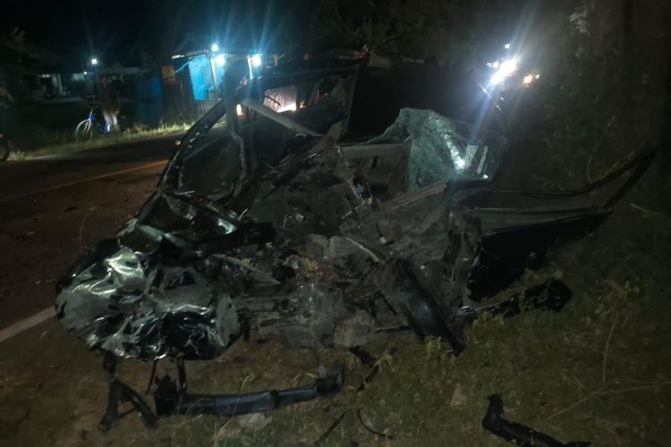 Kecelakaan antara bus Eka dan mobil avanza terjadi di Jl Raya Ngawi - Maospati. Mobil avamsa sempat terlempar 30 meter dan mengalami kerusakan parah.