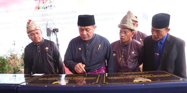 Gubernur Sumatera Selatan (Sumsel) Herman Deru menandatangani prasasti peresmian empat gedung sekolah, yakni Sekolah Menengah Atas (SMA) Negeri Noman, SMA Negeri Suka Menang, SMA Negeri Napal Licin dan Sekolah Luar Biasa (SLB) Negeri Muratara, Rabu (14/6/2023)