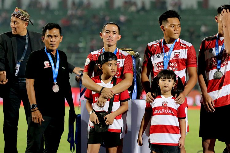 Pemain senior Madura United Slamet Nurcahyo (tengah) dan pelatih Rakhmat Basuki (kiri) foto bersama usai menerima medali posisi kedua Championship Series Liga 1 2023-2024 usai kalah di final leg kedua melawan Persib Bandung yang berakhir dengan skor 1-3 di Stadion Bangkalan, Jumat (31/5/2024) malam.