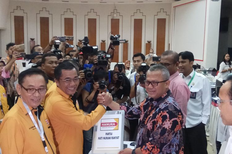 Sekretaris Jendral (Sekjen) DPP Hanura Sarifuddin Sudding datang ke KPU RI mendaftarkan Partai Hanura sebagai calon Peserta Pemilu 2019. Jakarta, Kamis (12/10/2017).