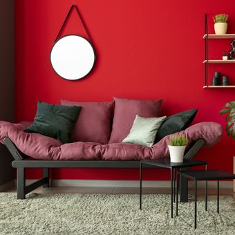 Ilustrasi ruang tamu dengan dinding warna merah.