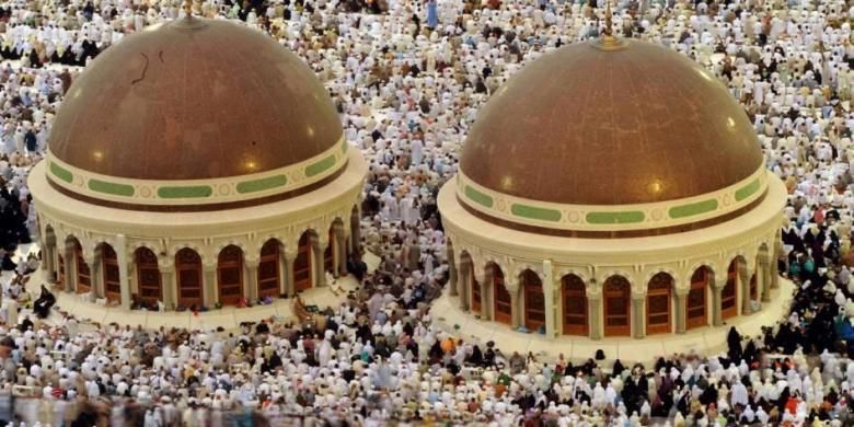 Umat Islam menjalankan shalat di Masjidil Haram, Kota Mekkah, Arab Saudi, bagian dari kegiatan haji, 8 Oktober 2013. Lebih dari dua juta muslim tiba di kota suci ini untuk ibadah haji tahunan.