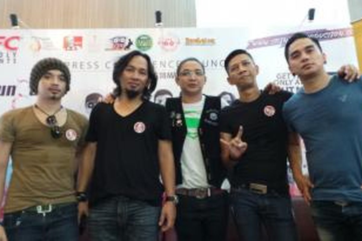 Grup band Ungu yang terdiri dari (kiri ke kanan) Oncy, Makki, Pasha, Rowman, dan Enda, diabadikan usai peluncuran album Mozaik, di kawasan Kemang, Jakarta Selatan, Rabu (18/3/2015).