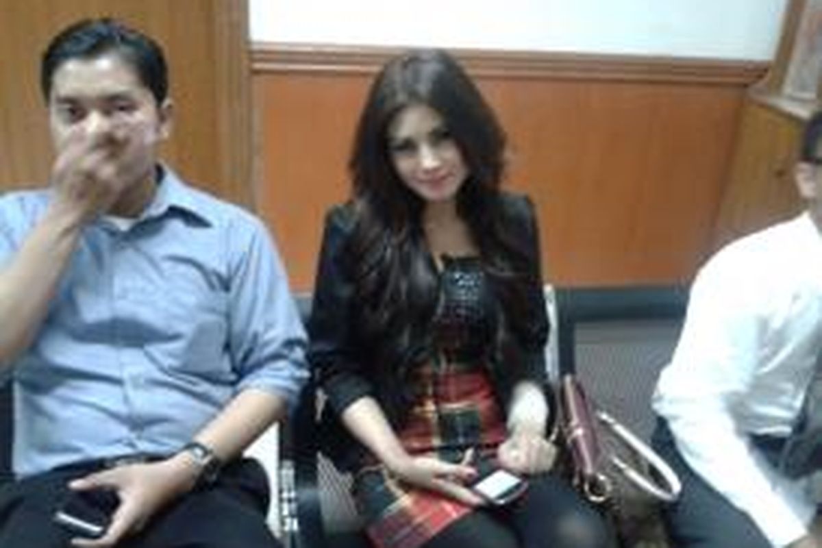 Novi Amelia (tengah) saat berada di ruang sidang tiga, Pengadilan Negeri Jakarta Barat, Selasa (17/9/2013). Novi akan menjalani sidang pembacaan tuntutan terkait perkara pidana kelalaian mengemudi yang dialaminya, Oktober tahun 2012 yang lalu