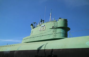 Lambung Kapal selam KRI Pasoepati bernomer 410 buatan Rusia, yang sekarang terpajang gagah di Museum Kapal Selam, Surabaya.