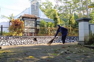 Beda Iman Satu Kepedulian: Warga 5 Agama di Purworejo Gotong Royong Bersihkan Gereja Sambut Natal
