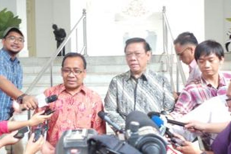 Ketua Umum Partai Golkar hasil Munas Jakarta, Agung Laksono, bersama Menteri Sekretaris Negara Pratikno seusai menemui Presiden Joko Widodo di Istana Merdeka, Jakarta, Senin (11/1/2016).
