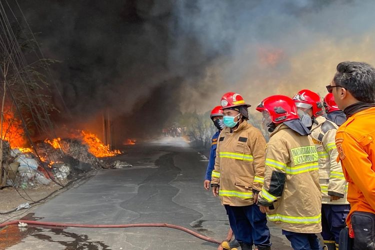 Gudang Limbah Plastik di Karawang Terbakar, Diduga Berawal dari Api di Ilalang