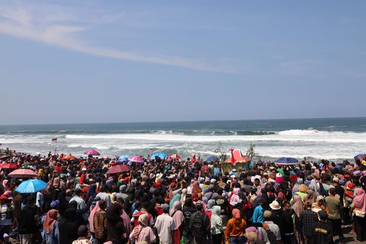 Ribuan orang menonton sedekah laut yang digelar di Pantai Genjik Kabupaten Purworejo Jawa Tengah.