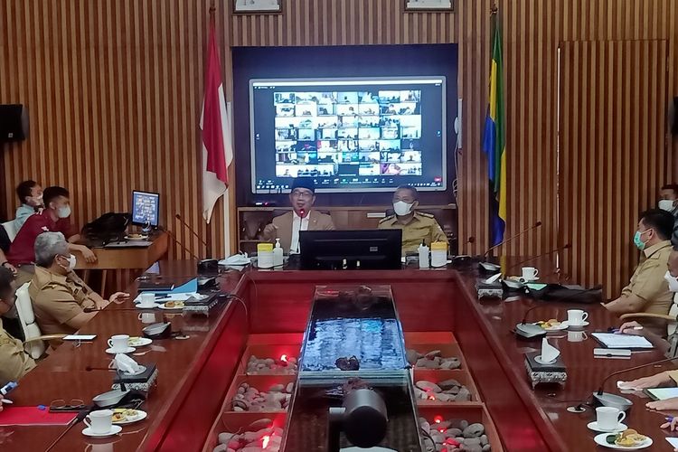 Gubernur Jawa Barat Ridwan Kamil menyambangi Balai Kota Bandung, Jalan Wastu Kencana, Kota Bandung, Senin (13/12/2021).