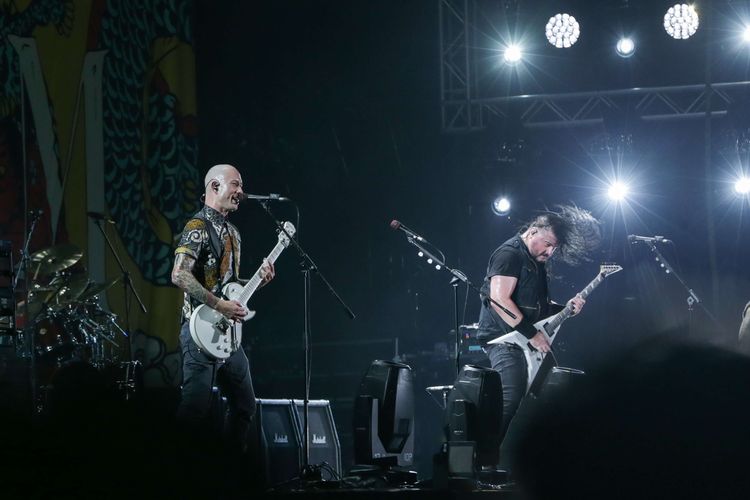 Grup band heavy metal Trivium tampil di panggung Hammersonic Festival 2023 di Pantai Carnaval Ancol, Jakarta Utara,  Minggu (19/3/2023). Vokalis Trivium, Matthew Kiichi Heafy mengenakan batik dan jersey Timnas Indonesia saat tampil di Hammersonic 2023.