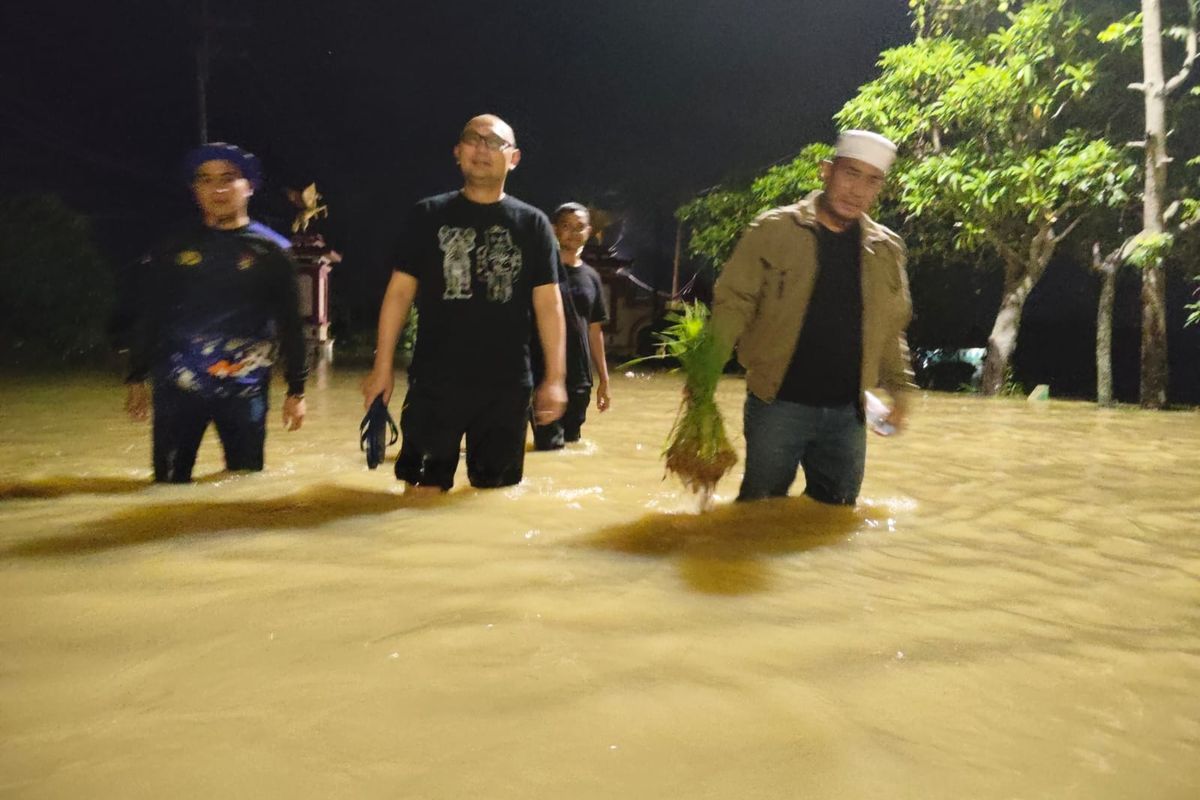 Kapolres Sumenep, Jawa Timur, meninjau langsung akses jalan raya yang terendam banjir.