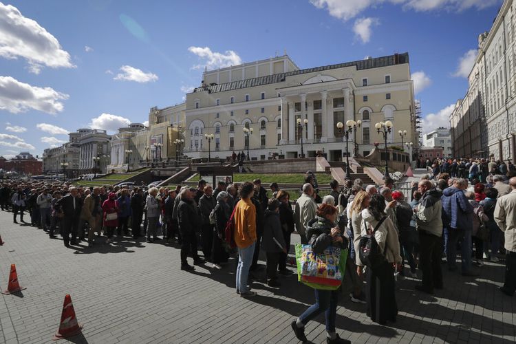 Orang-orang berbaris untuk memberikan penghormatan terakhir di peti mati mantan Presiden Soviet Mikhail Gorbachev di luar Aula Pilar House of the Unions selama upacara perpisahan di Moskow, Rusia, Sabtu, 3 September 2022. 