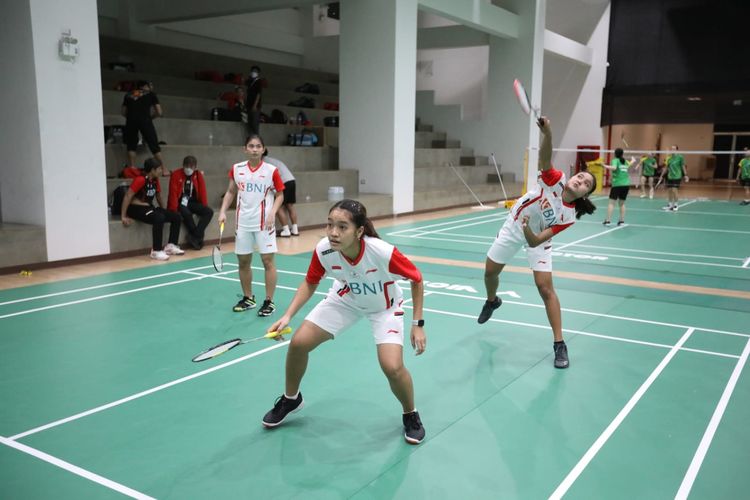 Nita Violina Marwah (depan) saat berlatih menjelang pertandingan Piala Uber 2022 di Bangkok, Thailand, Sabtu (7/5/2022). 