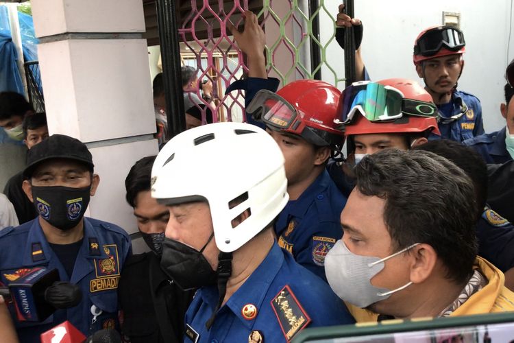 Tim Dinas Pemadam Kebakaran Kota Depok ditemui setelah menyelamatkan siswi kelas XII Jalan Mawar, Pancoran Mas, Depok, Jawa Barat pada Jumat (15/10/2021) siang.