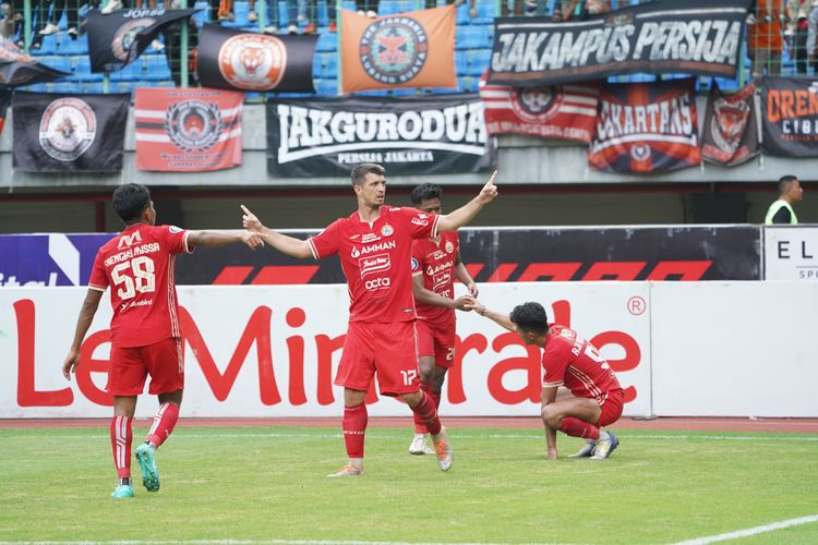 Para pemain Persija Jakarta saat melawan Bali United pada pekan ke-18 Liga 1 2022-2023 di Stadion Patriot Chandra Bhaga, Kota Bekasi, Minggu (15/1/2023). Terkini, Persija menang atas Dewa United dan menggusur Persib dari posisi kedua klasemen Liga 1 2022-2023. 