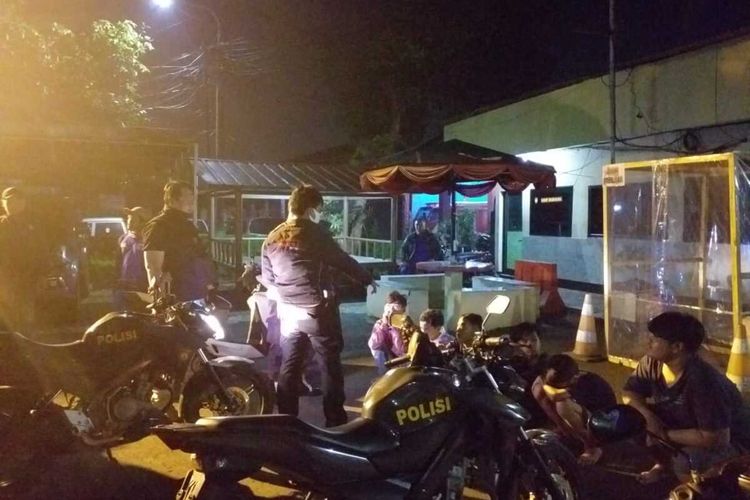 Tim Rajawali 1 Polres Metro Jakarta Timur mengamankan enam pemuda di Jalan Raya Ciracas, Jakarta Timur, yang diduga hendak tawuran, Jumat (17/4/2020) dini hari.