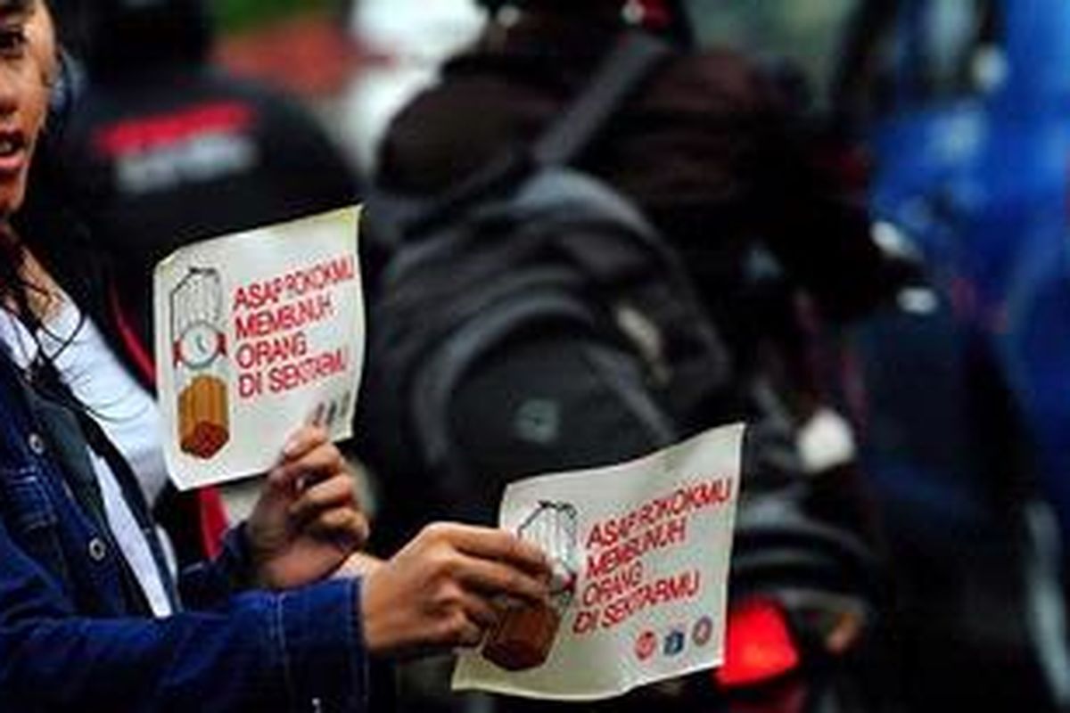 Sejumlah pelajar membagikan stiker tentang bahaya merokok di Bunderan HI, Jakarta, Selasa (31/5/2011). Aksi kampanye dengan membagikan pohon serta stiker bahaya merokok ini dilakukan dalam rangka memperingati Hari Tanpa Tembakau Sedunia.