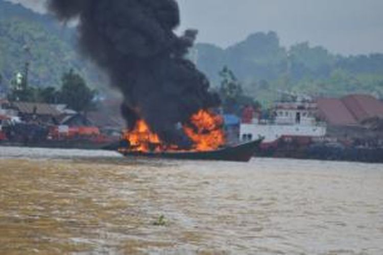Kapal Kayu di Samarinda Terbakar
