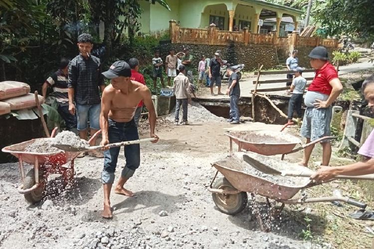 Hindari 400 KK Terisolasi, Warga Padang Pariaman Swadaya Perbaiki Jembatan Putus