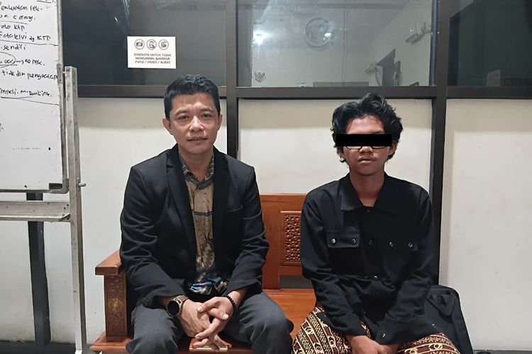 Direktur LBH AP Muhammadiyah Nganjuk Anang Hartono (kiri) bersama AFY (kanan)