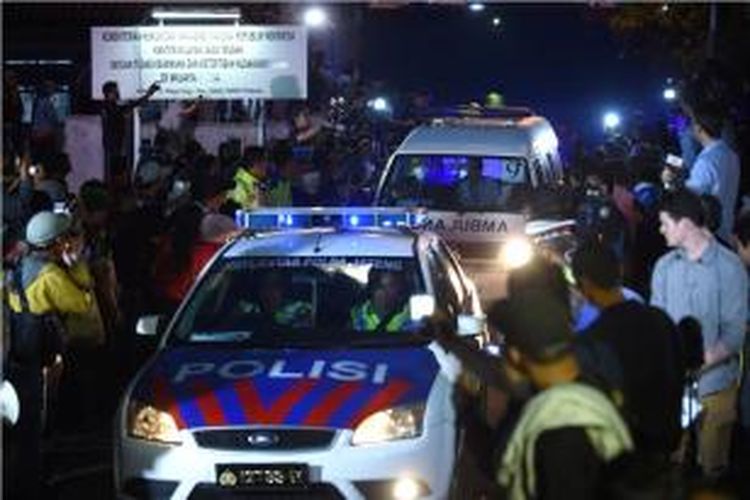 Mobil ambulans yang membawa jenazah terpidana mati kasus narkoba satu-persatu keluar dari Nusakambangan, Rabu (29/4/2015) dini hari setelah eksekusi mati dilaksanakan. 