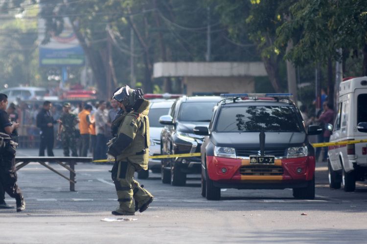 Personel penjinakan bom (Jibom) bersiap melakukan identifikasi di lokasi ledakan Gereja Katolik Santa Maria Tak Bercela di Ngagel Madya, Surabaya, Jawa Timur, Minggu (13/5/2018). Menurut pihak kepolisian setempat, terjadi ledakan di tiga lokasi gereja pada waktu hampir bersamaan di Surabaya. ANTARA FOTO/M Risyal Hidayat/kye/18