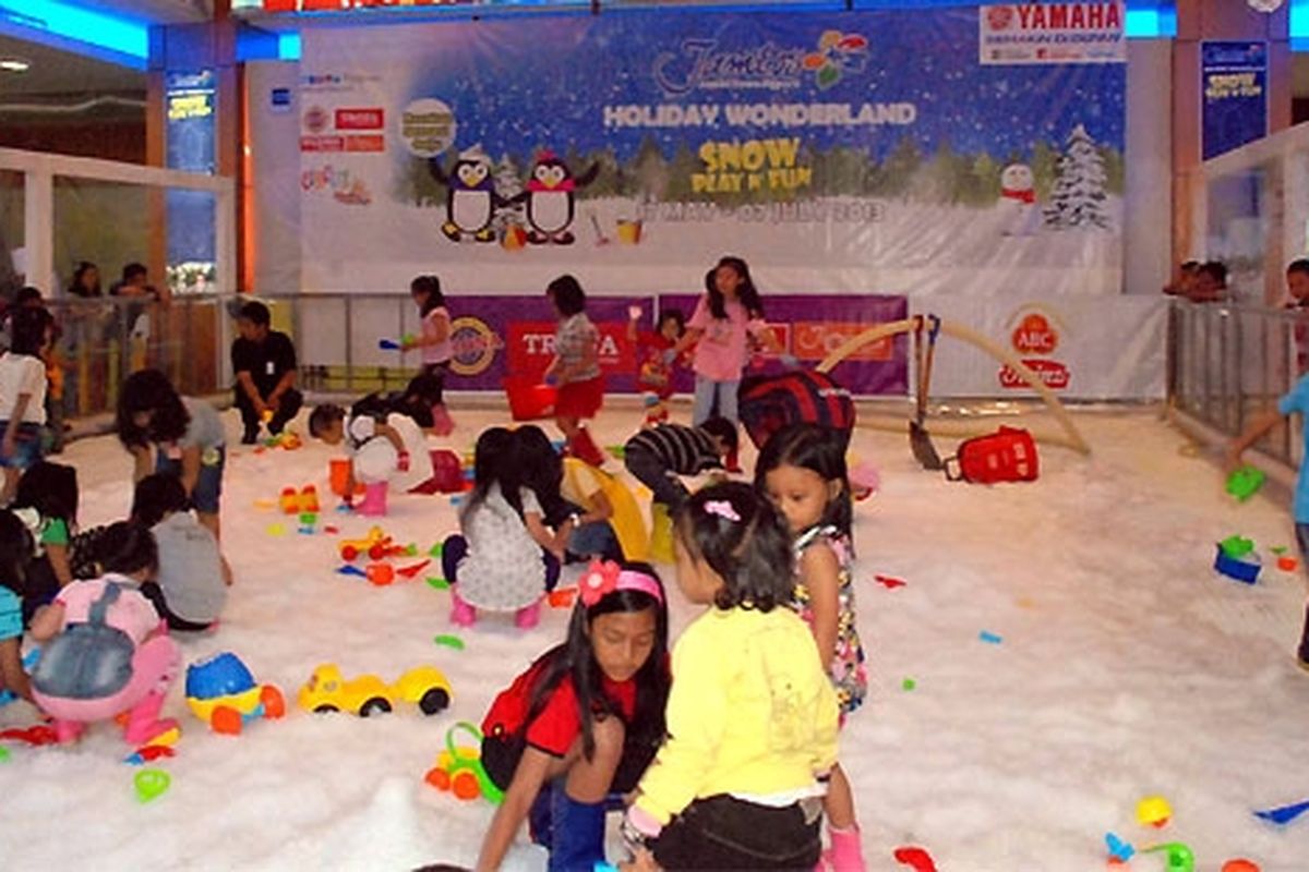 Suasana Snow Play n Fun di Jambi yang didukung Yamaha.