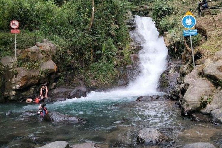 Curug Panjang adalah objek wisata di Kabupaten Bogor, Jawa Barat