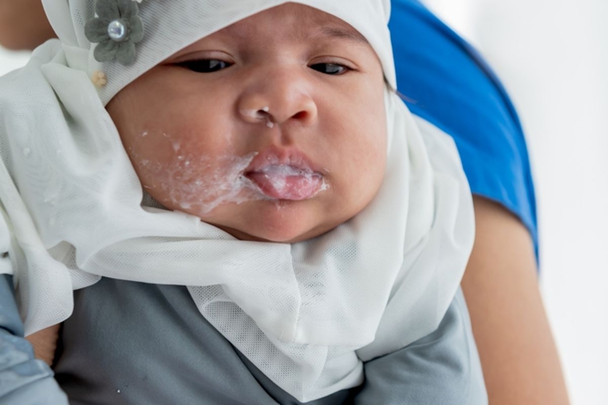 Penyebab kenapa bayi sering gumoh, yaitu bisa karena flu dan peradangan pada kerongkongan. Simak penyebab lain dan tips mencegah bayi gumoh berikut...