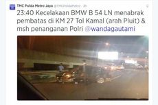 Jelang Tengah Malam, Mobil BMW Tabrak Pembatas Jalan Tol