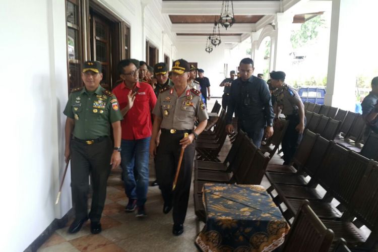 Pangdam IV Diponegoro, Mayjen TNI Tatang Sulaiman dan Kapolda Jateng, Irjen Condro Kirono bersama sejumlah perwira menengah mengecek lokasi gedung pernikahan putri Presiden Jokowi di Gedung Graha Saba Buana Solo, Jumat ( 3/11/2017) siang.