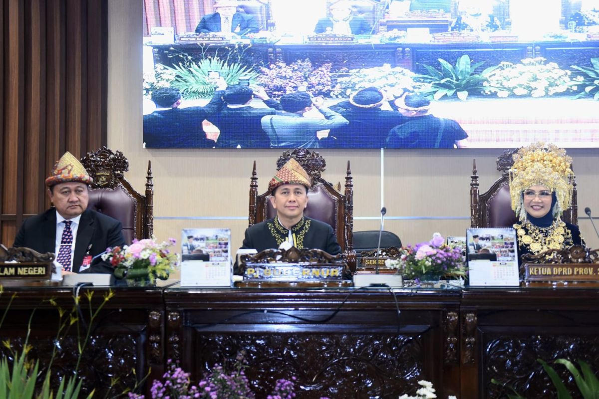 Penjabat (Pj) Gubernur Sumsel Agus Fatoni bersama Ketua DPRD Sumsel R.A Anita Noeringhati dan Sekretaris Direktorat Jenderal (Ditjen) Bina Keuangan Daerah Kementerian Dalam Negeri Hendriwan saat mengikuti Sidang Paripurna Istimewa DPRD Provinsi Sumsel, Rabu (15/5/2024)
