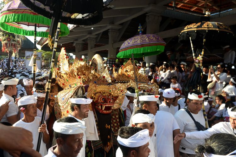 Umat Hindu mengikuti rangkaian Tradisi Ngerebong di Denpasar, Bali, Minggu (20/8/2023). Tradisi yang dilakukan setiap enam bulan sekali tersebut dilakukan untuk menyucikan alam dan menetralisir kekuatan negatif. ANTARA FOTO/Fikri Yusuf/nz