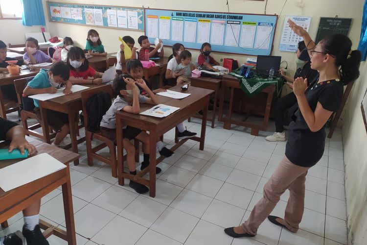Salah satu orangtua murid saat mengajar di kelas pada Parents Participation di SDK Sorowajan Bantul DIY, Kamis (24/11/2022) dalam rangka Hari Guru Nasional 2022.
