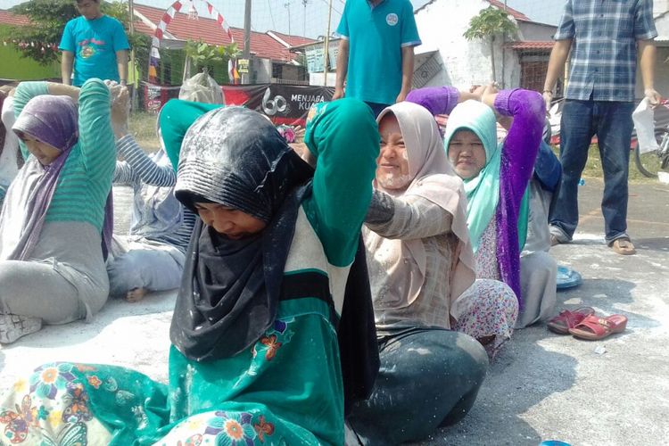 Warga Perumahan  Bumi Melati Asri, Desa Bengle, Kecamatan Majalaya, Kabupaten Karawang, tengah mengikuti lomba estafet tepung dalam rangka memeriahkan peringatan HUT Kemerdekaan RI ke-73, Jumat (17/8/2018).