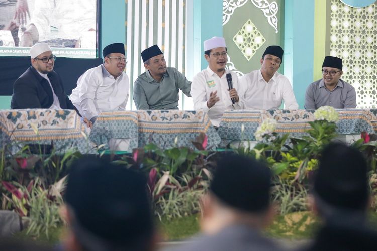 Wakil Ketua DPR RI Koordinator bidang Kesejahteraan Rakyat (Korkesra) Cucun Ahmad Syamsurijal menghadiri malam puncak Olimpiade Santri Nusantara Zona III Jawa Barat di Pondok Pesantren Tahfiz Alquran Misbahunnur, Kota Cimahi, Jawa Barat, Minggu malam (24/11/2024).
