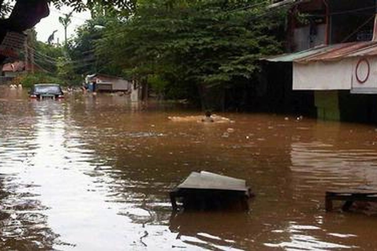 Banjir merendam Jalan Pos Pengumben Lama, Kelurahan Srengseng, Jakarta Barat, Selasa (3/4).