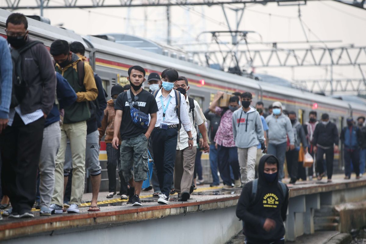 Penumpang KRL Commuter Line tiba di Stasiun Bogor, Jumat (26/6/2020). Tim gugus tugas penanganan Covid-19 Jawa Barat melakukan rapid test dan tes usap pada penumpang KRL Commuter Line yang tiba di Stasiun Bogor untuk memetakan sebaran Covid-19.