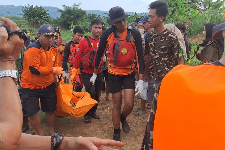 Tim SAR gabungan mengevakuasi jasad pemancing yang ditemukan di Bendungan Bale Kambang Majenang, Kabupaten Cilacap, Jawa Tengah, Senin (1/7/2024) sore.